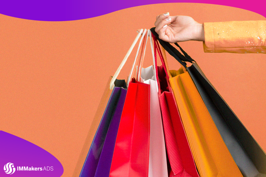 Uma mão segurando sacolas de compras.