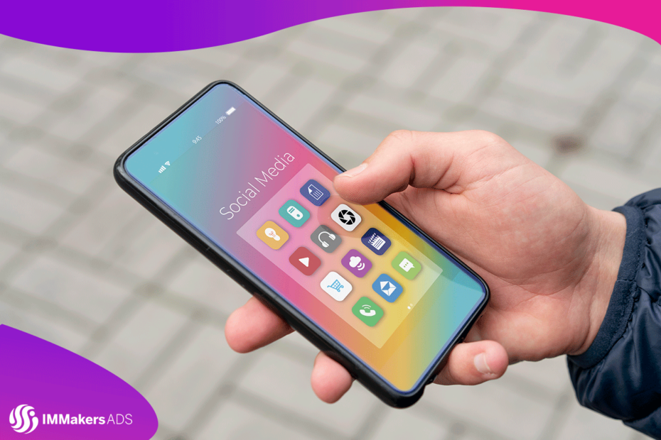 Uma pessoa com o celular desbloqueado e aberto no menu dos aplicativos de redes sociais